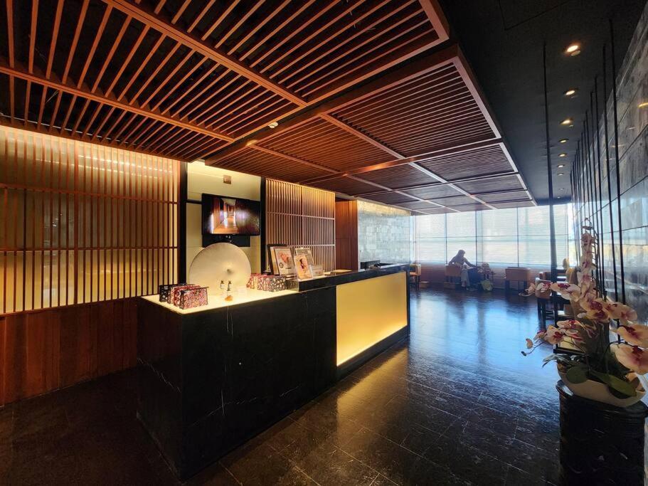อพาร์ทเม้น Sathorn Sky View Rooftop Bar กรุงเทพมหานคร