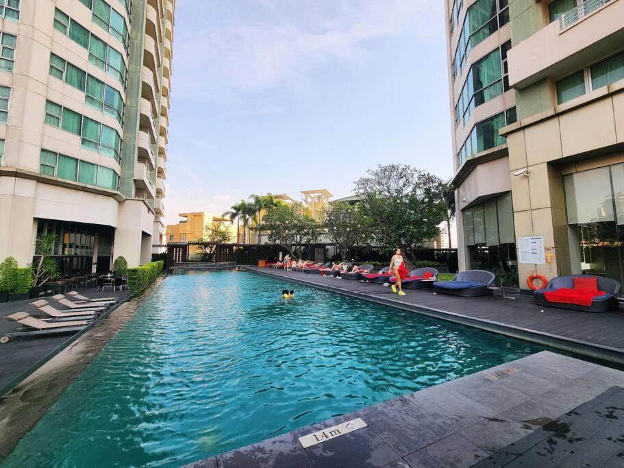 อพาร์ทเม้น Sathorn Sky View Rooftop Bar *
